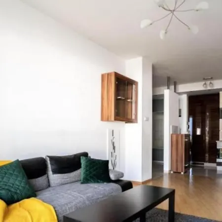 - Great Location - One Bedroom - Platinum Towers Apartment Warschau