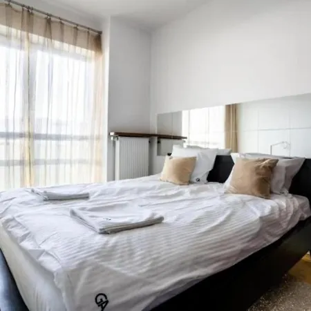 Urban Chic - One Bedroom - Luxury Stays- Platinum Towers&606 דירה *